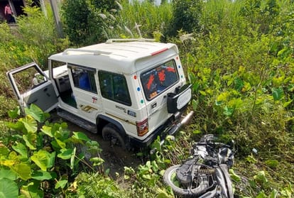 दुर्घटना में क्षतिग्रस्त बाइक व बोलेरो।