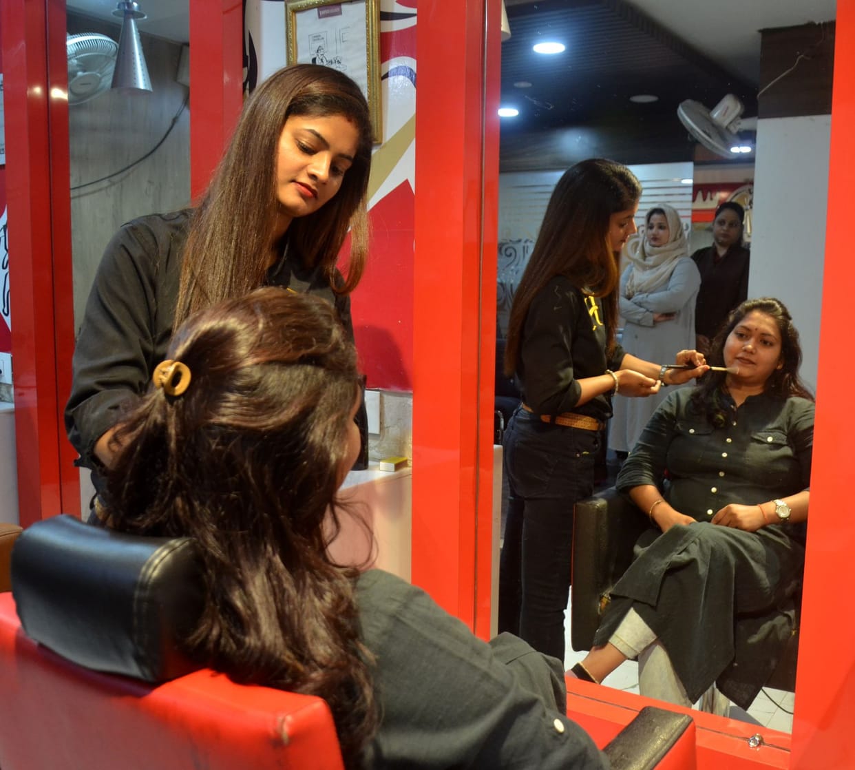 Karva Chauth: Beauty parlor ready, 60% booking done
