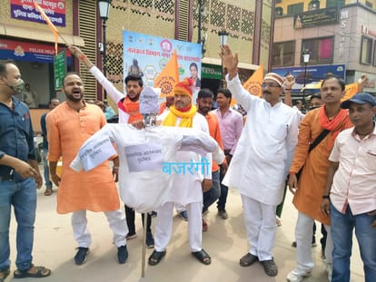 Vishwa Hindu Parishad and Bajrang Dal burn effigy of Bangladesh Prime minister Sheikh Hasina in varanasi