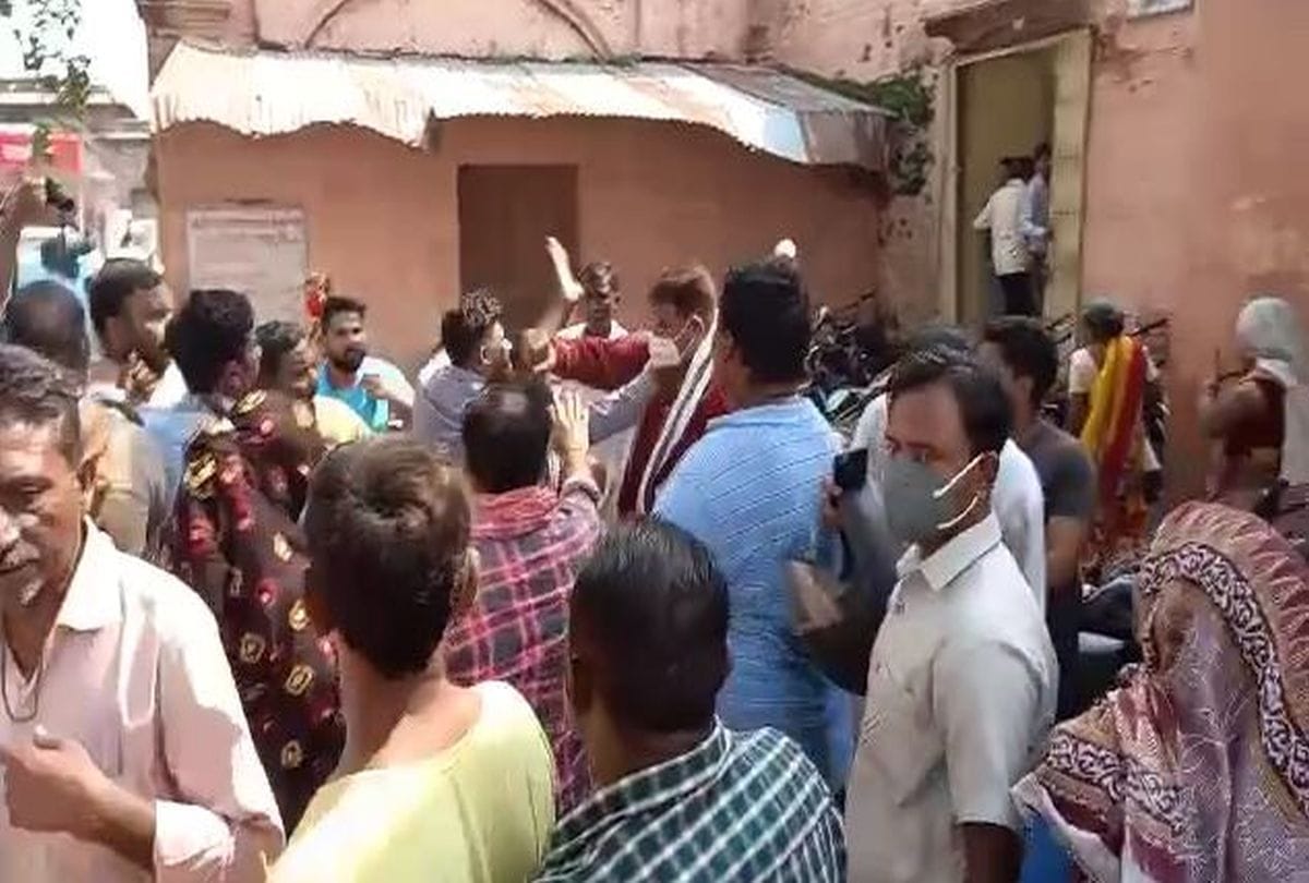 Death In Agra Police Custody Accused Of Stolen 25 Lakh Rupees Congress Learders Beat At Pm House