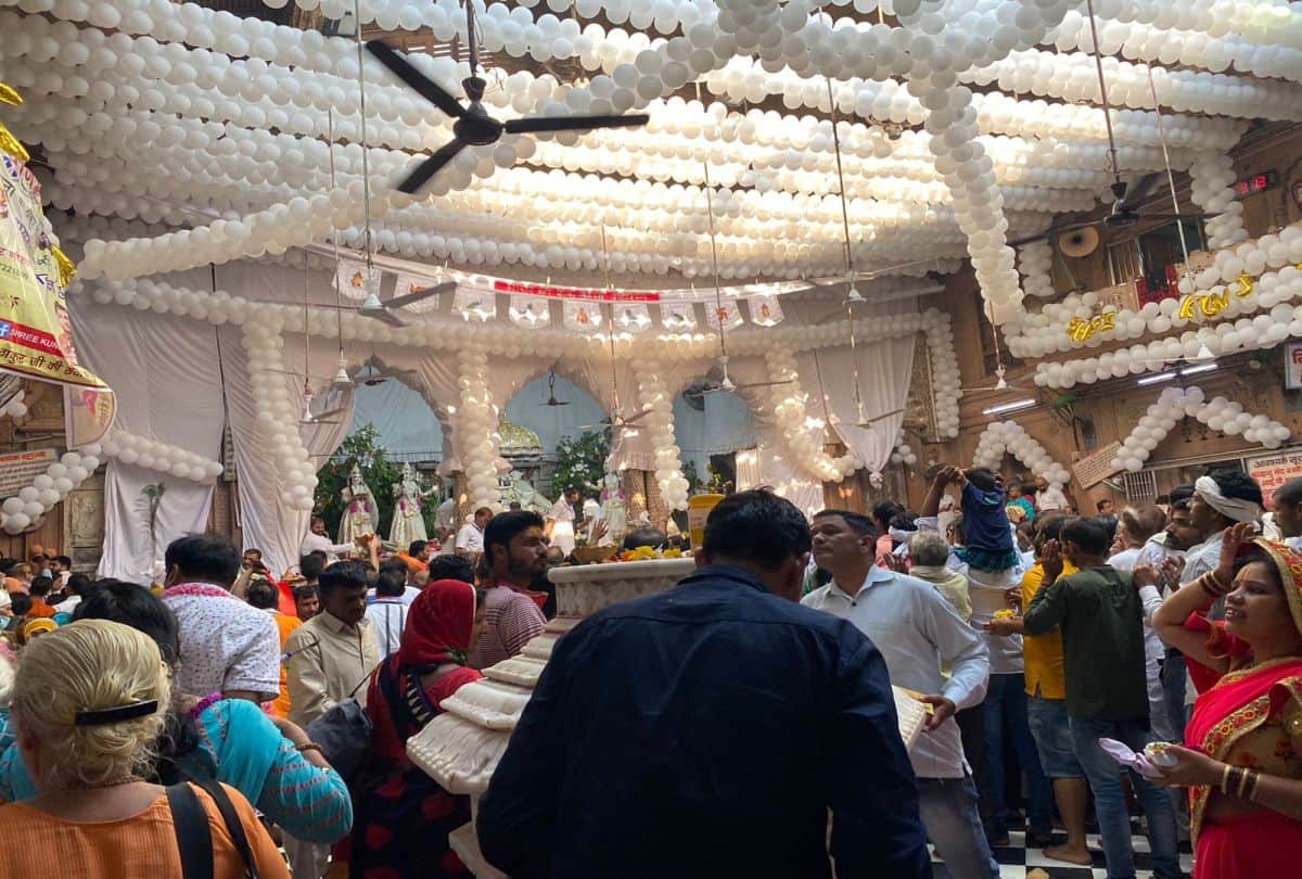 Sharad Purnima 2021 Banke Bihari Wear White Cloths And Murali Devotees Visits Temple