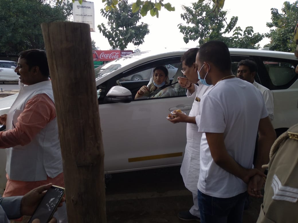 Union minister Smriti Irani reach varanasi Stopped car and talks with women sweepers near airport