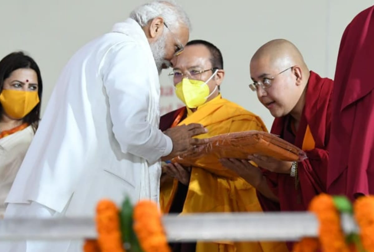 PM Modi honored Buddhist monks in kushinagar