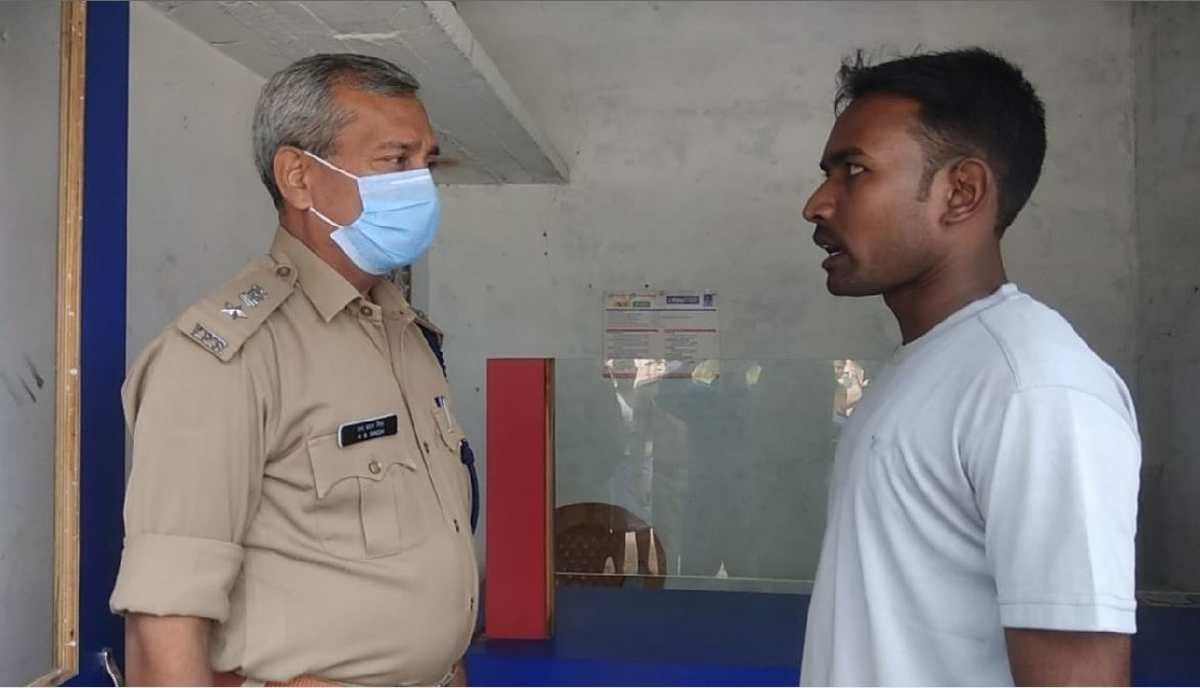 Bike rider robbed 1.80 lakh from a customer service center in Ghazipur