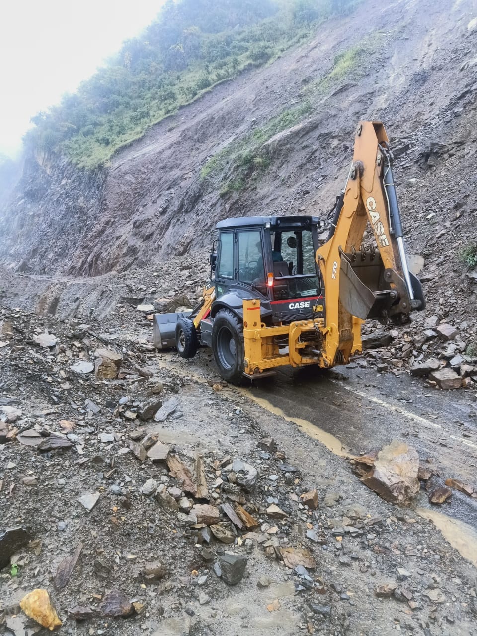 uttarakhand news : Road Block in Rural Munsyari, Army supply interrupted