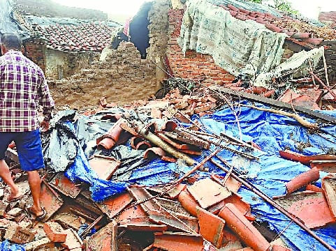 Accident in rain, four people including husband and wife died