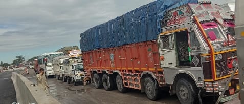 24 hours jam on Lucknow highway
