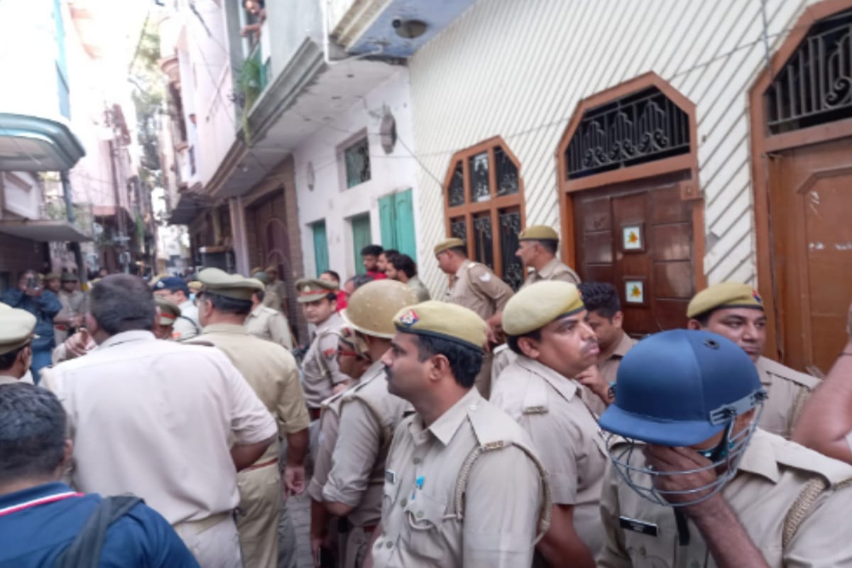 Meerut: Attachment action on Haji Galla house in the presence of heavy police force
