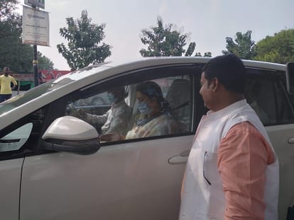 Union minister Smriti Irani reach varanasi Stopped car and talks with women sweepers near airport