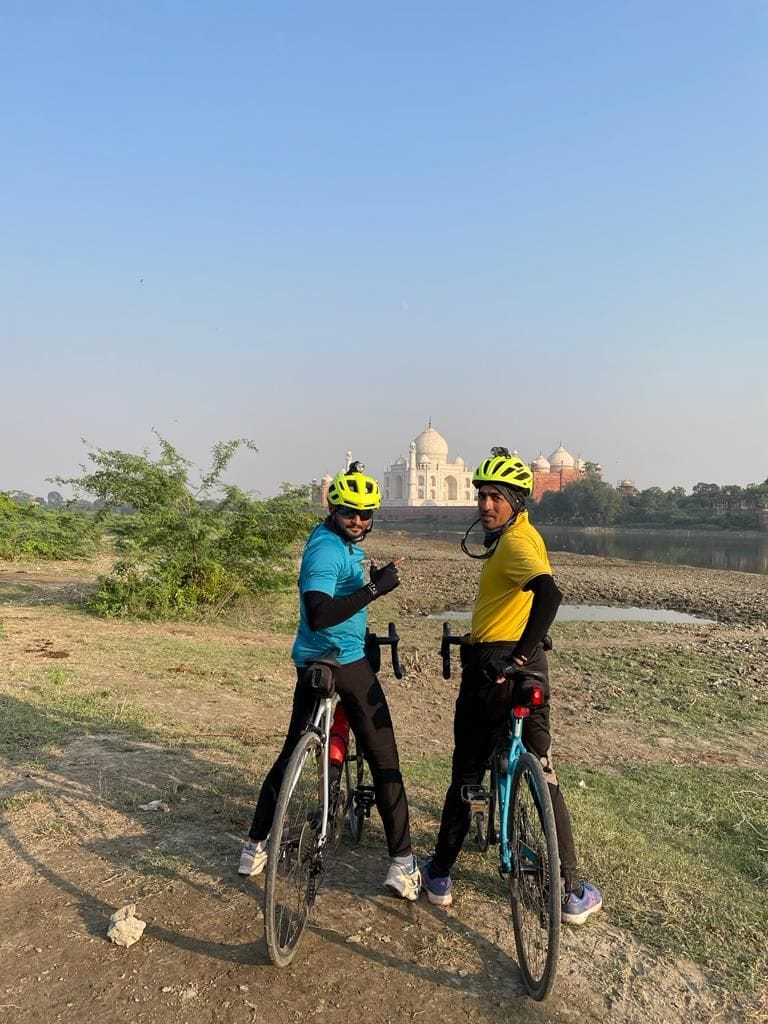 Youth promoting cycling for fitness and environment