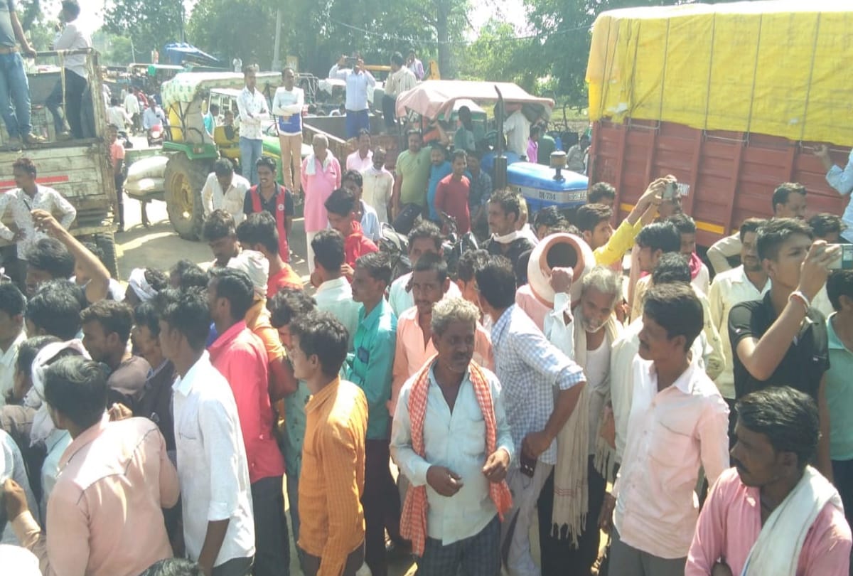 Jhansi lalitpur farmers face manure crisis protest on road