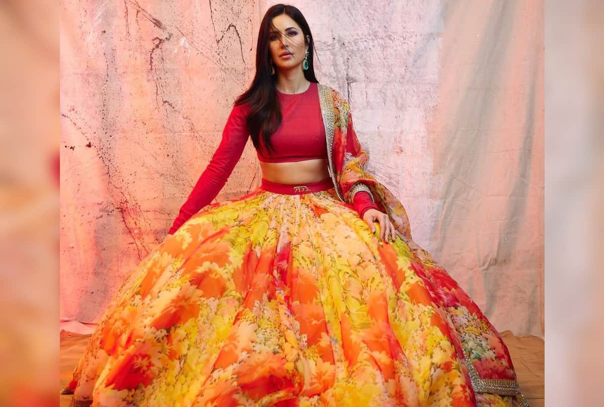 carry belt with saree or dupatta for indo western look