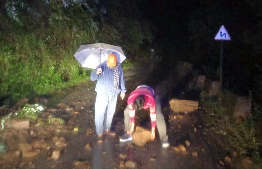 Road closed, it took 10 hours to take pregnant to hospital