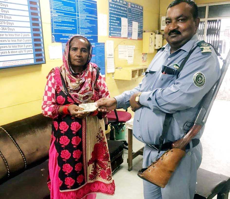 The woman forgot the bag full of cash in the bank, the security personnel returned it, Yamunanagar