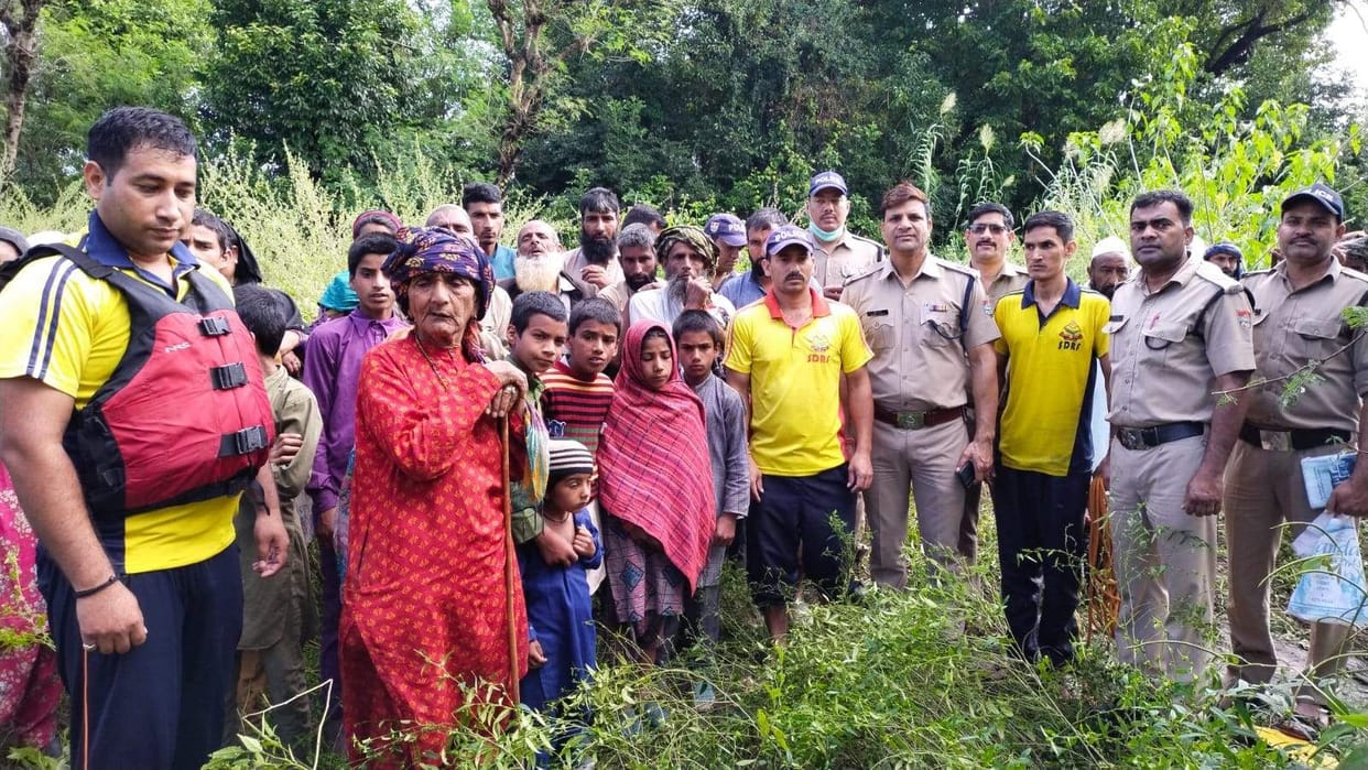 25 people stranded on the island were rescued