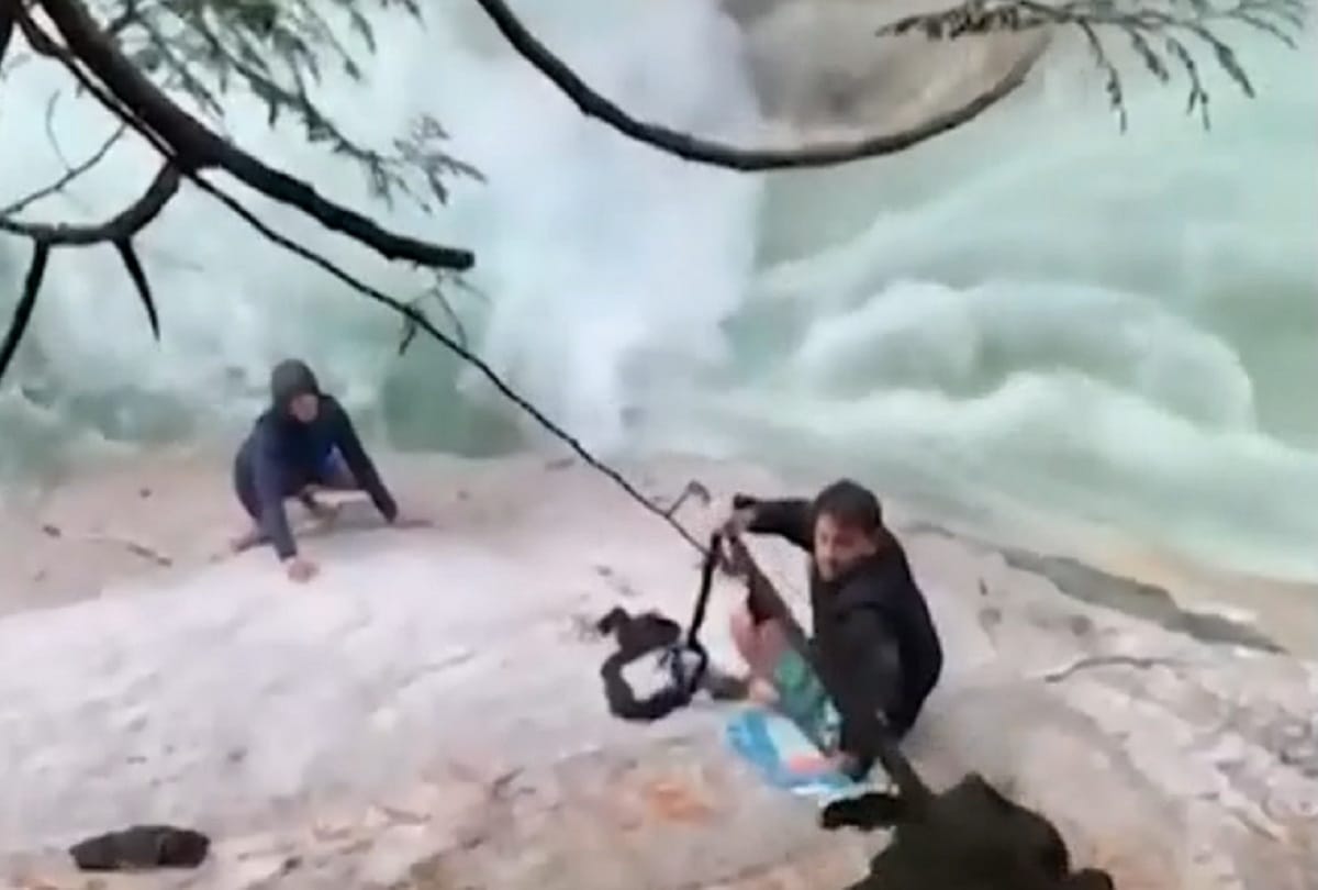 Sikh boys rescued two men trapped on the banks of the river by removing his turban