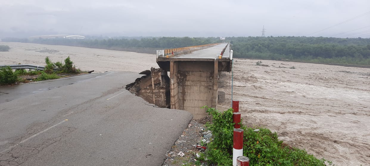 In Haldwani, the approach road of Gaula bridge has been booked, the bridge is also in danger