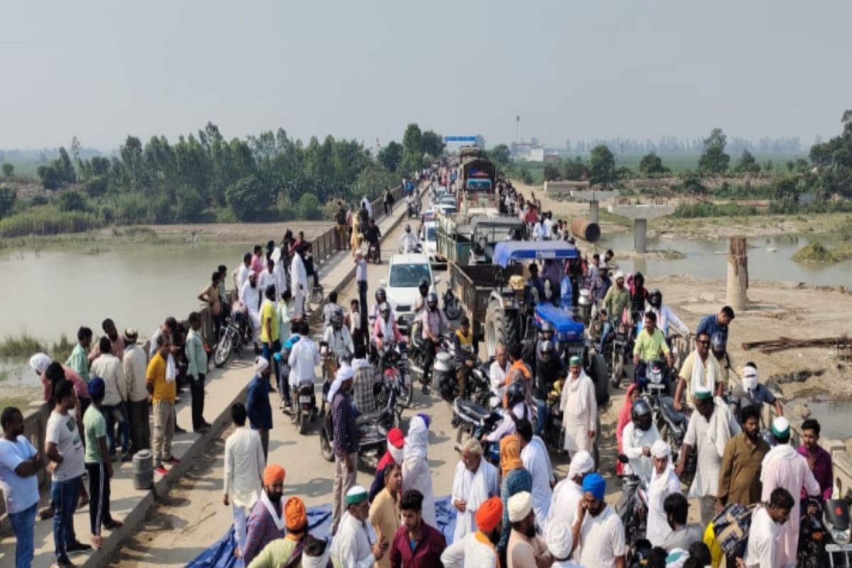 farmers protest on Meerut-Karnal highway, after vehicles laden with paddy were blocked on Up Haryana border