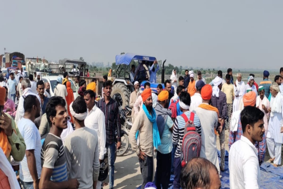 farmers protest on Meerut-Karnal highway, after vehicles laden with paddy were blocked on Up Haryana border