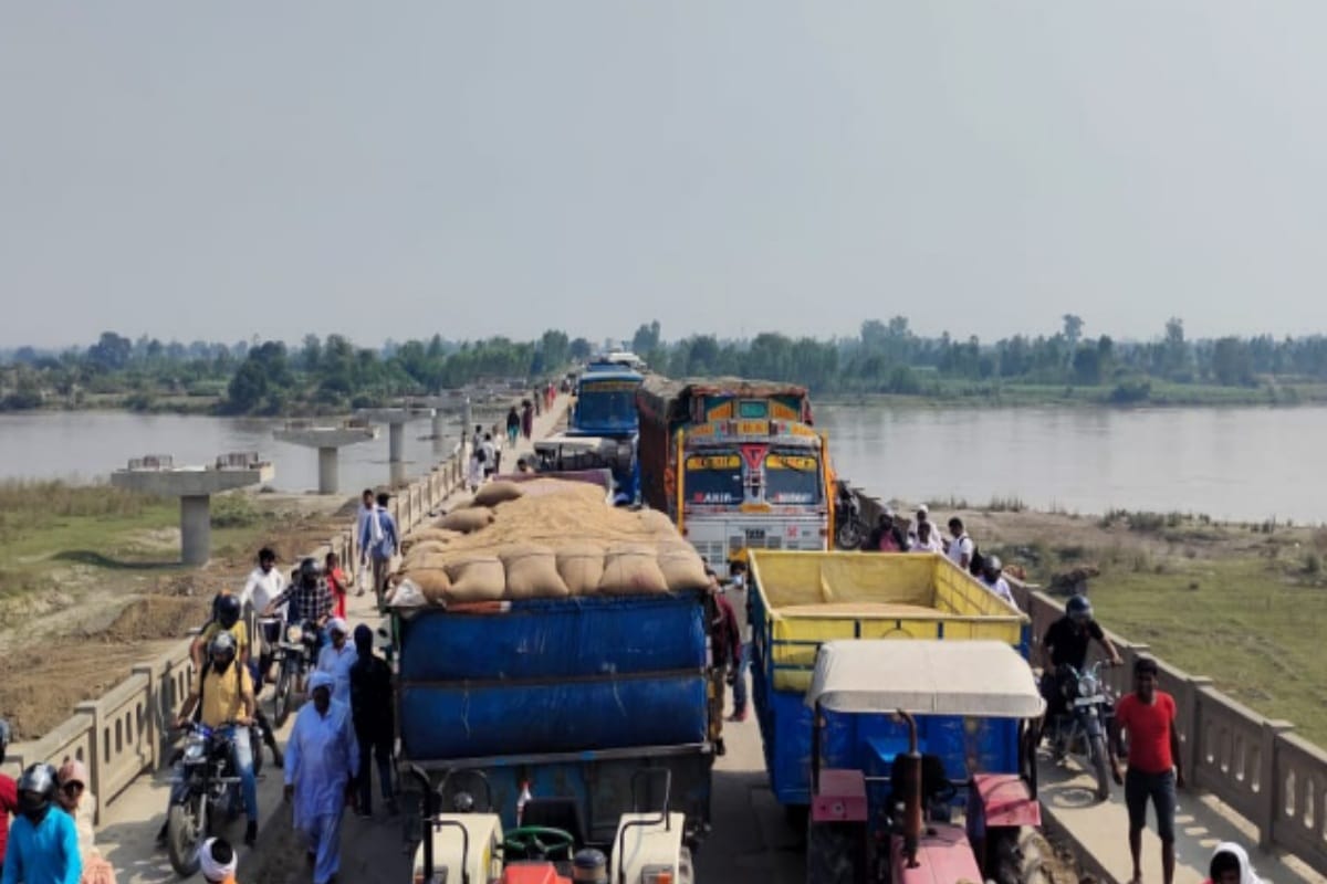 farmers protest on Meerut-Karnal highway, after vehicles laden with paddy were blocked on Up Haryana border