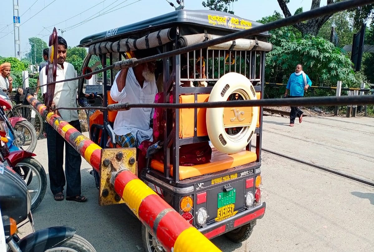Auto and e rickshaw full of passengers stuck between railway crossing gate in mau people are in panic when train crossed