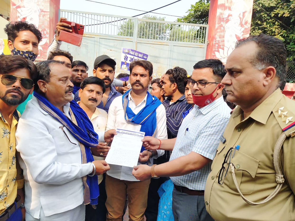 Angry at the plight of Ambedkar Park, Bhim Army put a lock in the municipality, shouting slogans
