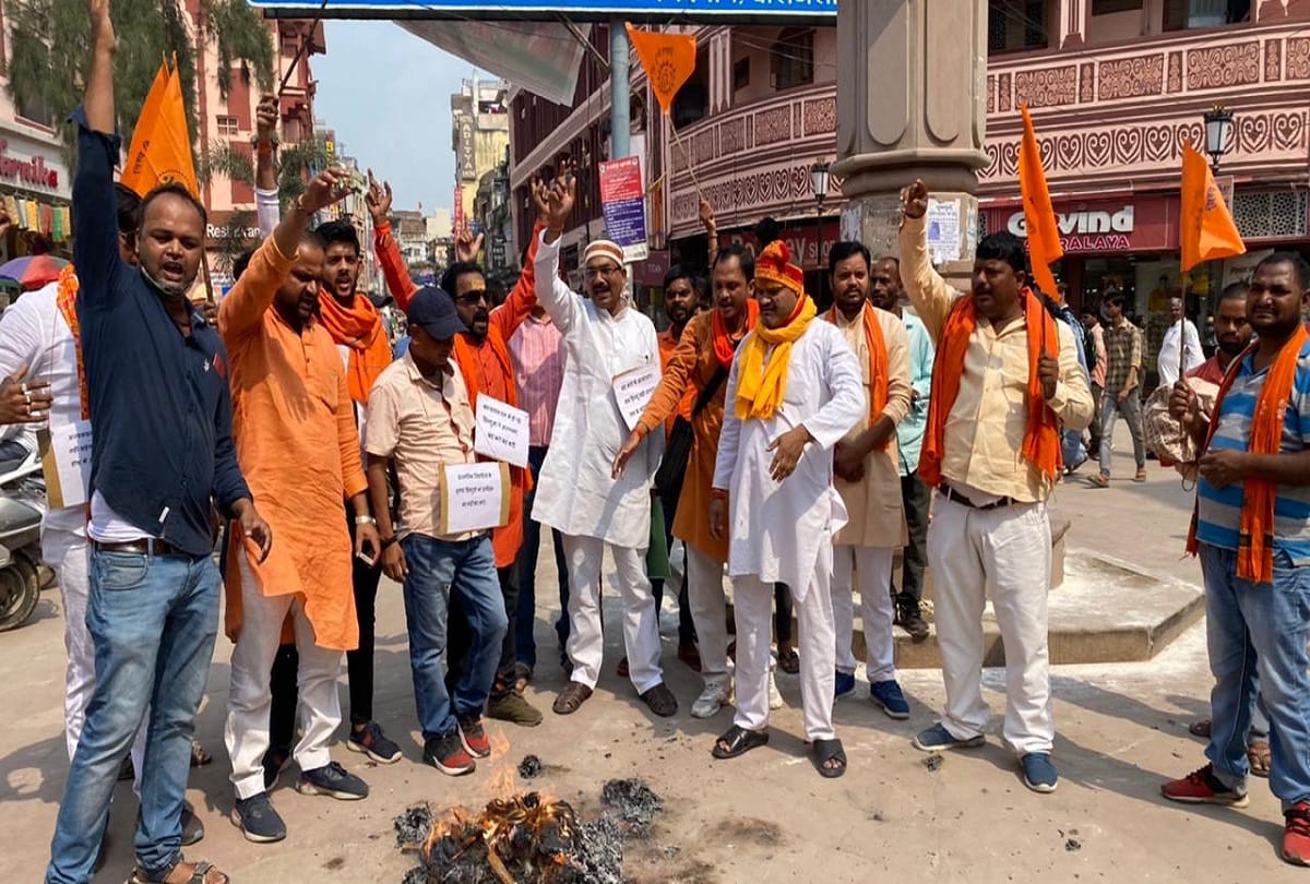 Vishwa Hindu Parishad and Bajrang Dal burn effigy of Bangladesh Prime minister Sheikh Hasina in varanasi