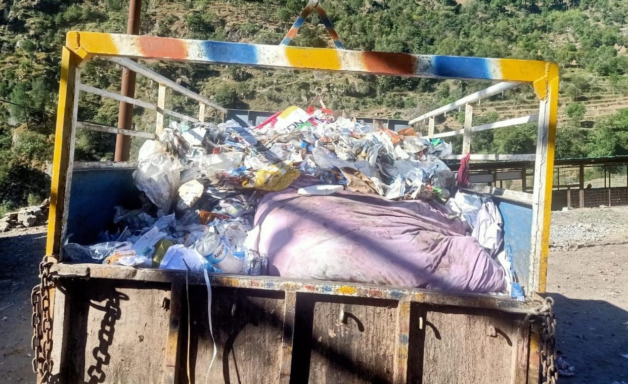 Seeing the biowaste in the garbage, the villagers were upset, the vechle returned