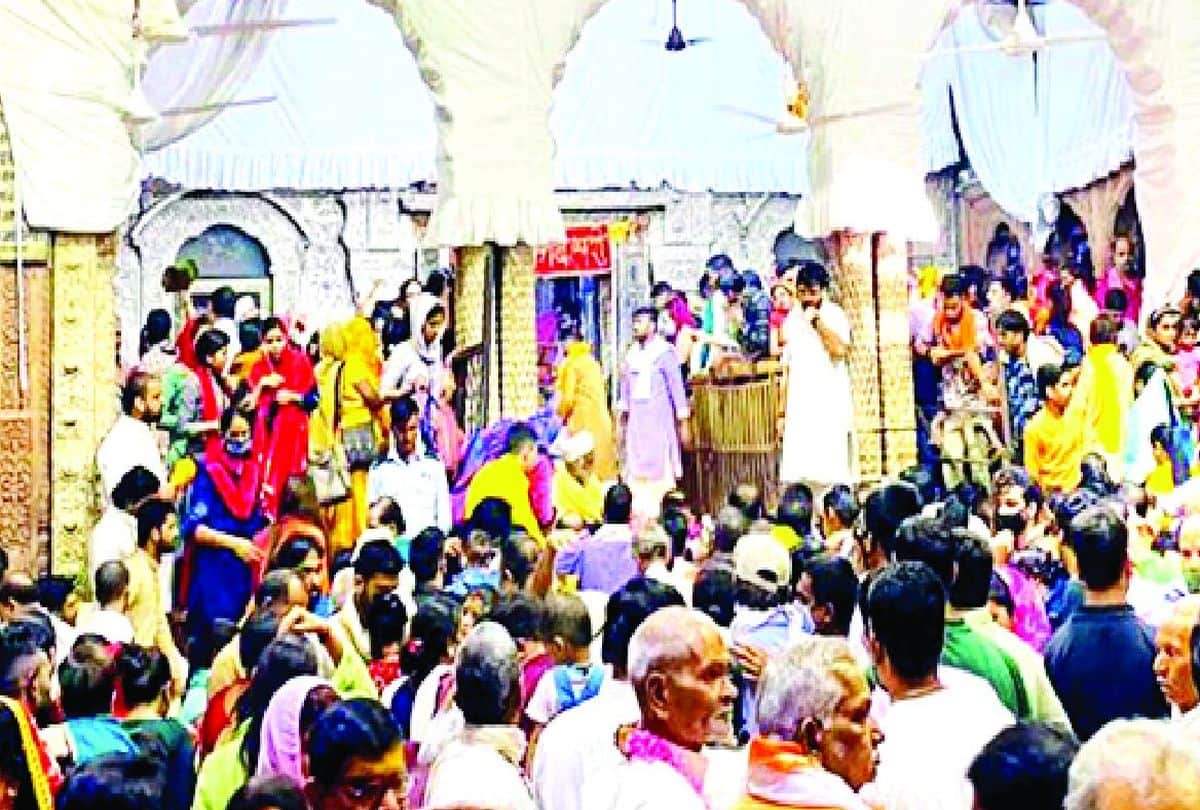 Sharad Purnima 2021 Banke Bihari Wear White Cloths And Murali Devotees Visits Temple