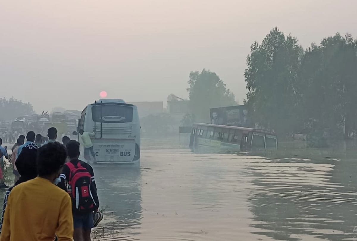 Roadways bus starts flowing as it crosses flood water at Delhi Lucknow Highway in Moradabad