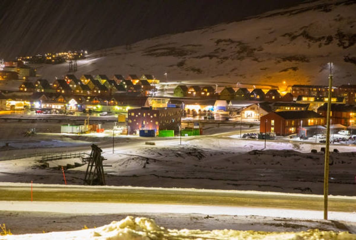 mystery of longyearbyen city in norway where people did not been dead from 70 years know what is the secret behind this