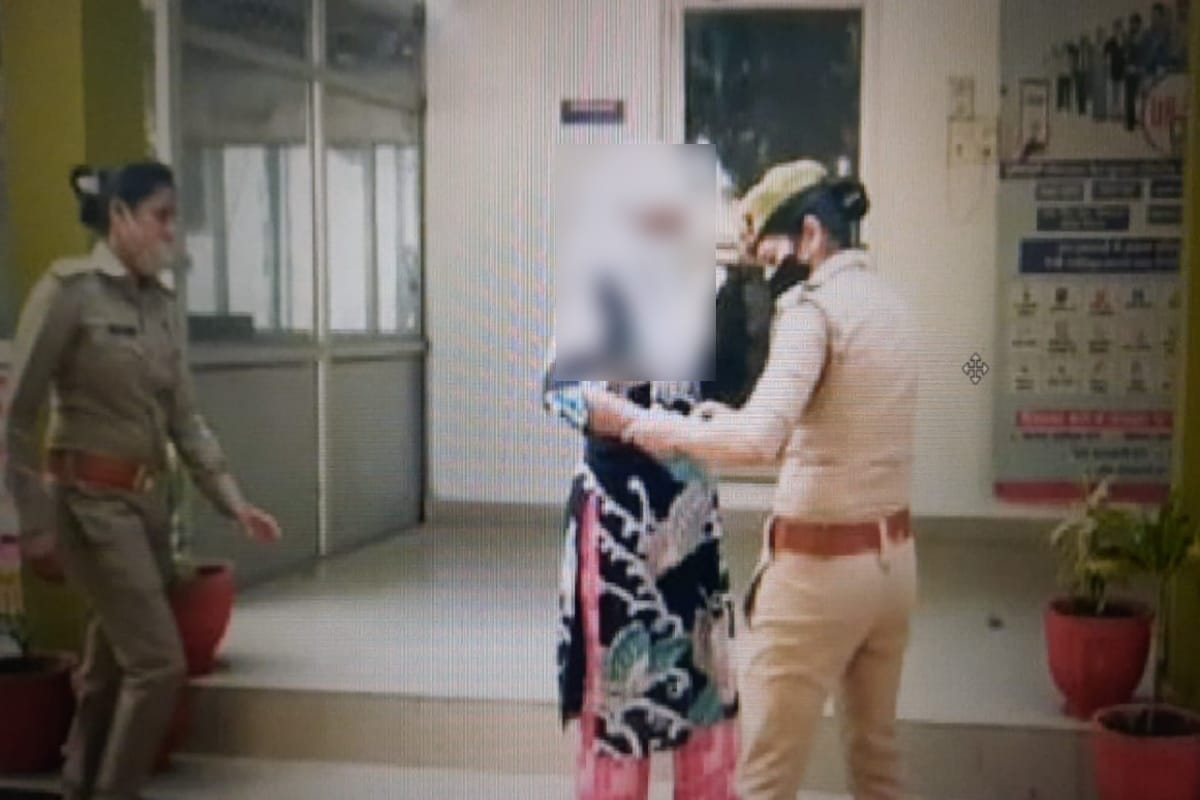Bijnor News: The victim girl has attempts self-immolation by sprinkling kerosene in police station