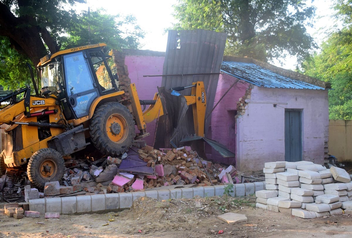 Bulldozers run on illegal occupations in Azad Park, many illegal constructions including 22 houses demolished