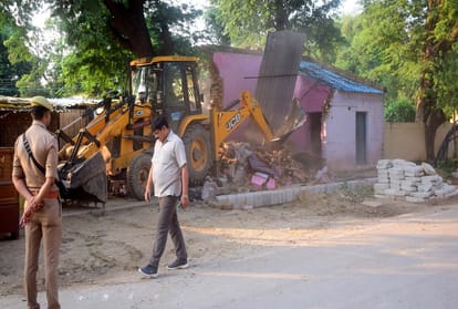 Bulldozers run on illegal occupations in Azad Park, many illegal constructions including 22 houses demolished