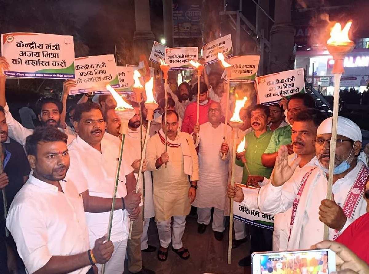 Congressmen Protest against detention of Priyanka Gandhi by lighting a torch in varanasi