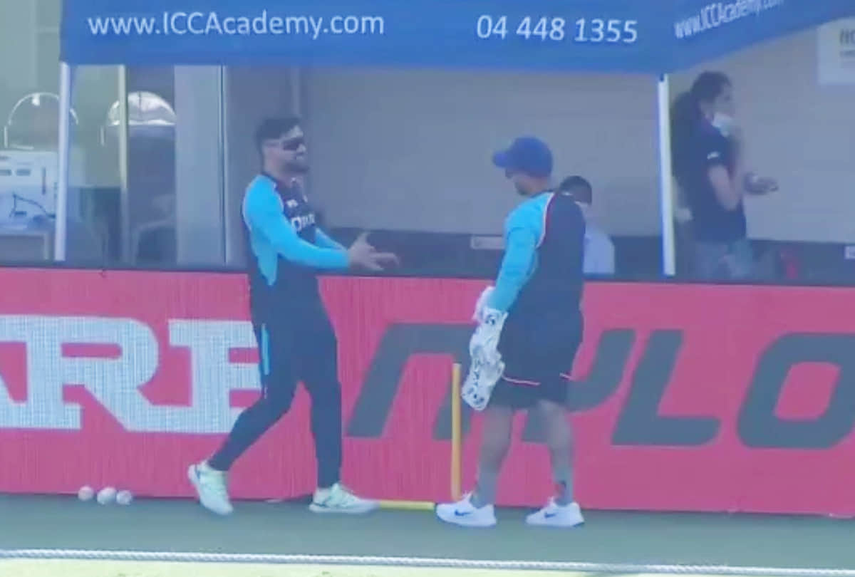 T20 World Cup 2021: MS Dhoni's special tips to Rishabh Pant Hardik Pandya | MS Dhoni seen with Virat Kohli Rohit Sharma Ravi Shastri | India vs Australia Warm Up match T20 World Cup