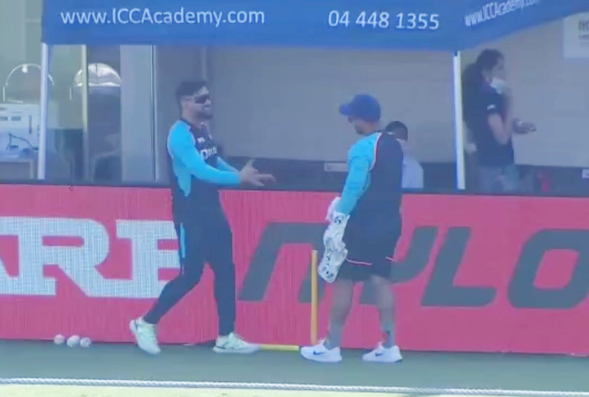 T20 World Cup 2021: MS Dhoni's special tips to Rishabh Pant Hardik Pandya | MS Dhoni seen with Virat Kohli Rohit Sharma Ravi Shastri | India vs Australia Warm Up match T20 World Cup