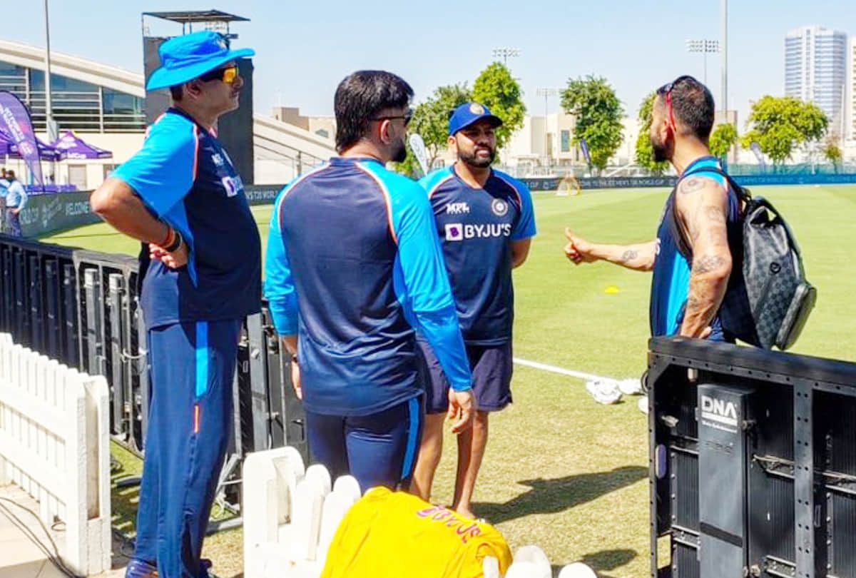 T20 World Cup 2021: MS Dhoni's special tips to Rishabh Pant Hardik Pandya | MS Dhoni seen with Virat Kohli Rohit Sharma Ravi Shastri | India vs Australia Warm Up match T20 World Cup