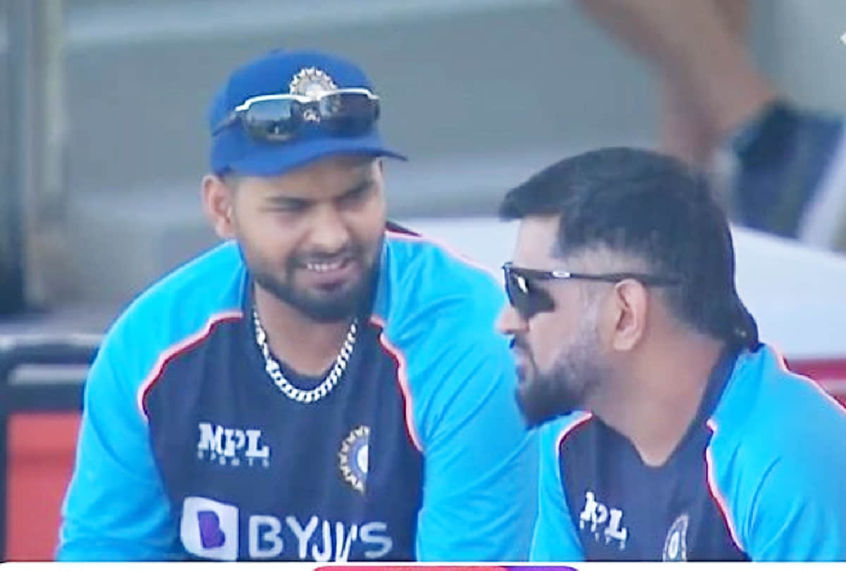 T20 World Cup 2021: MS Dhoni's special tips to Rishabh Pant Hardik Pandya | MS Dhoni seen with Virat Kohli Rohit Sharma Ravi Shastri | India vs Australia Warm Up match T20 World Cup