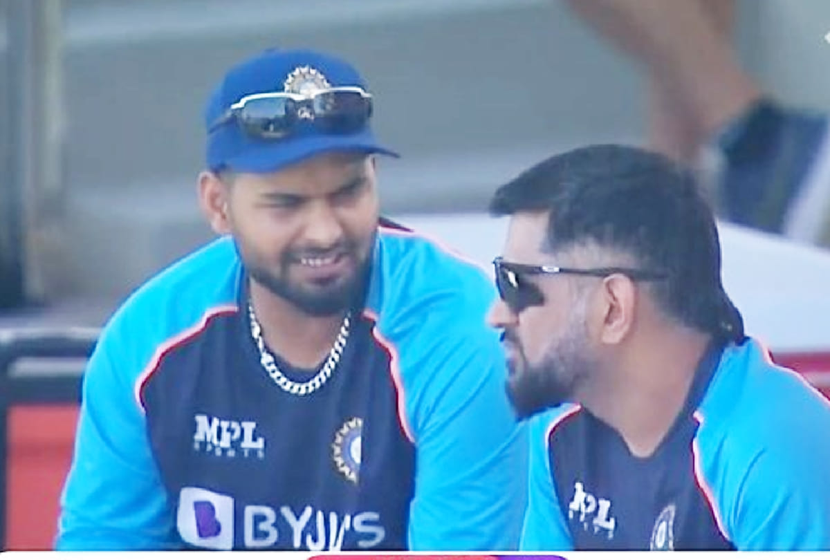 T20 World Cup 2021: MS Dhoni's special tips to Rishabh Pant Hardik Pandya | MS Dhoni seen with Virat Kohli Rohit Sharma Ravi Shastri | India vs Australia Warm Up match T20 World Cup