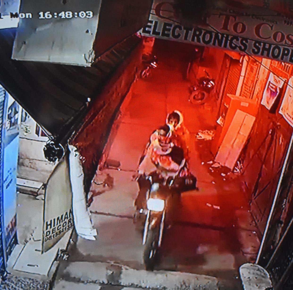Two miscreants broke the lock of the mobile showroom, stole 22 and a half lakh mobiles and four lakh rupees