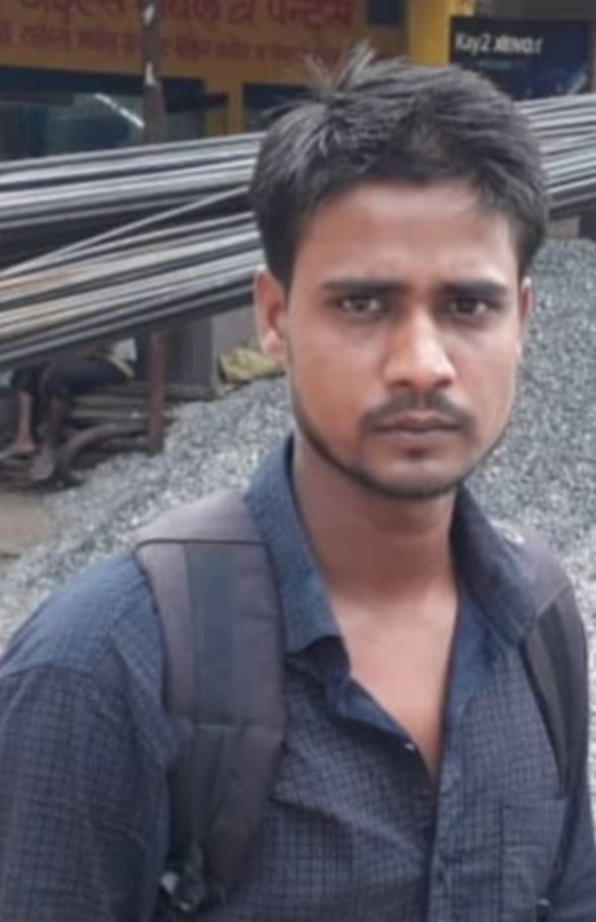 miscreant attempted to rob Namkeen company salesman by put chilli powder in his eyes in varanasi