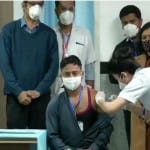 दिल्ली के सफाईकर्मी मनीष कुमार को लगा था पहला टीका