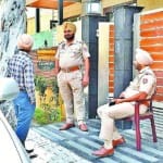 लुधियाना में आयकर विभाग की रेड के दौरान तैनात पुलिस।