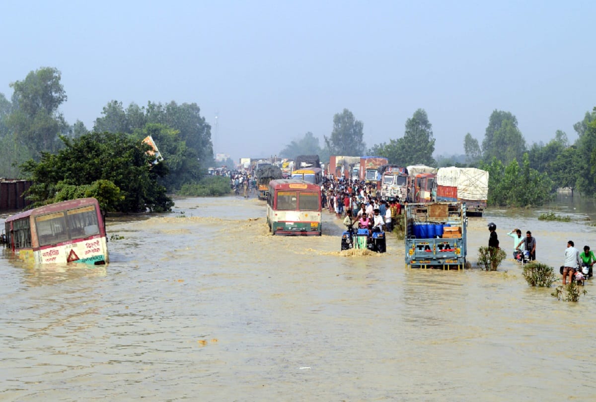 Kosi floods reached the highway, rail-bus traffic blocked between Rampur-Moradabad