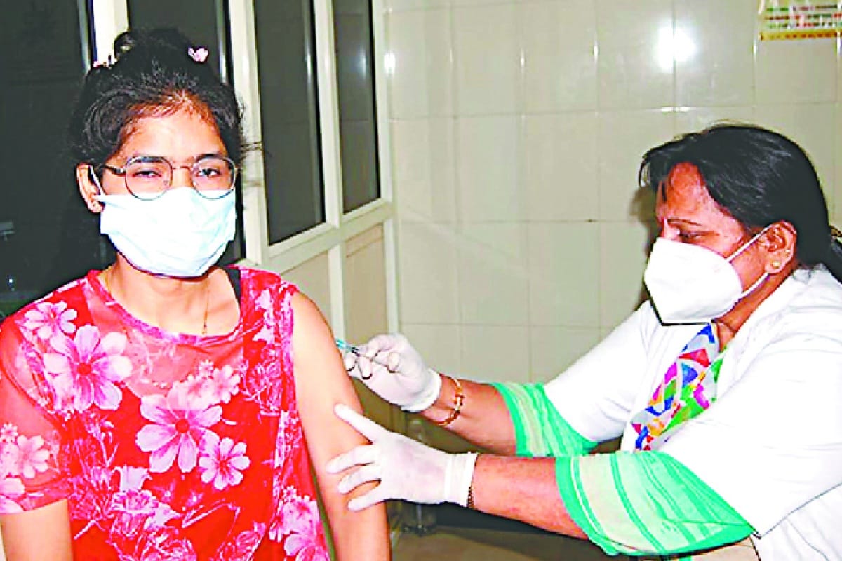 100 Crore Vaccination: Three lakh 30 thousand 399 people did not get second dose in Meerut, Mega vaccination continues