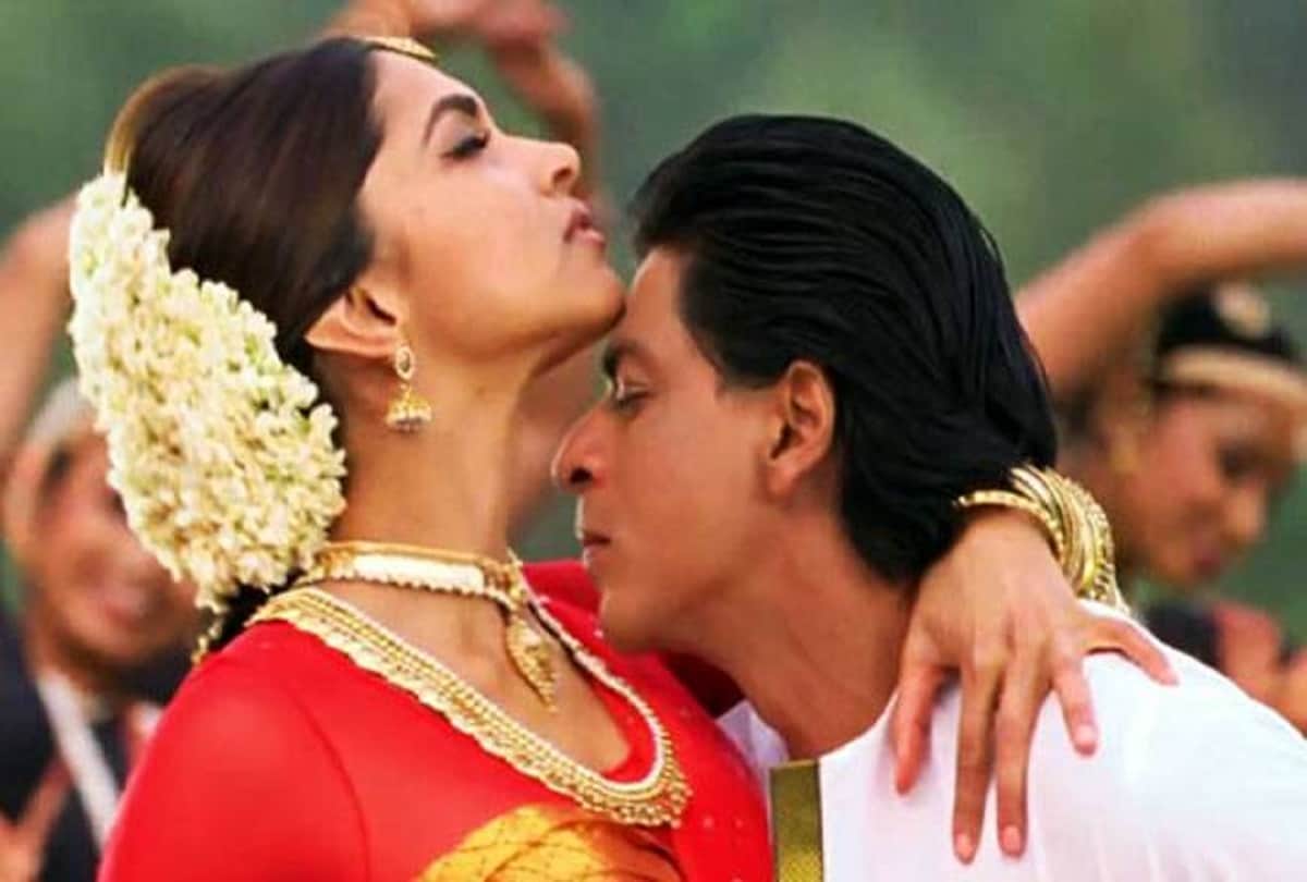 Chinmayi recalls how Shah Rukh touched her mother's feet  says she prays for him