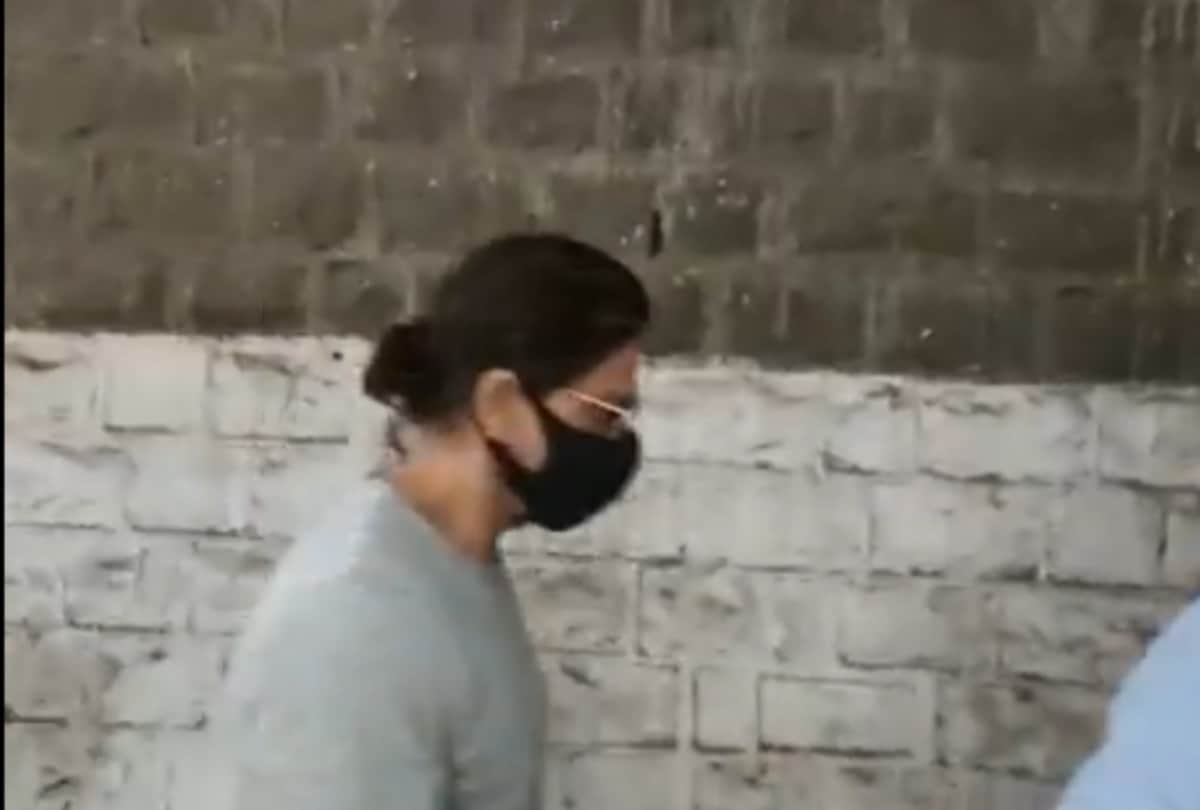 Aryan khan is always crying neither eating food nor using washroom jail staff is tensed says reports