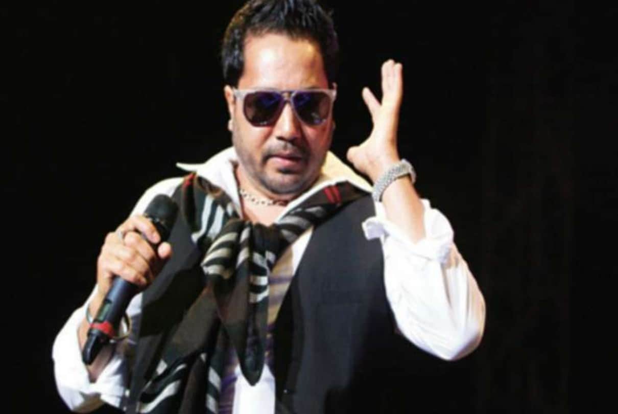 mika singh reached at wedding without invitation sing a famous song of him sawan mein lag gayi aag on stage