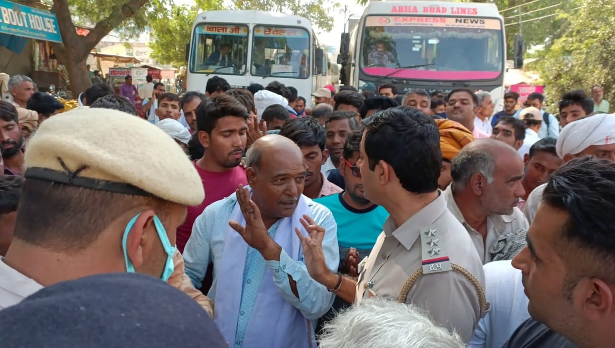 Angry farmers blocked the road due to non-availability of DAP fertilizer